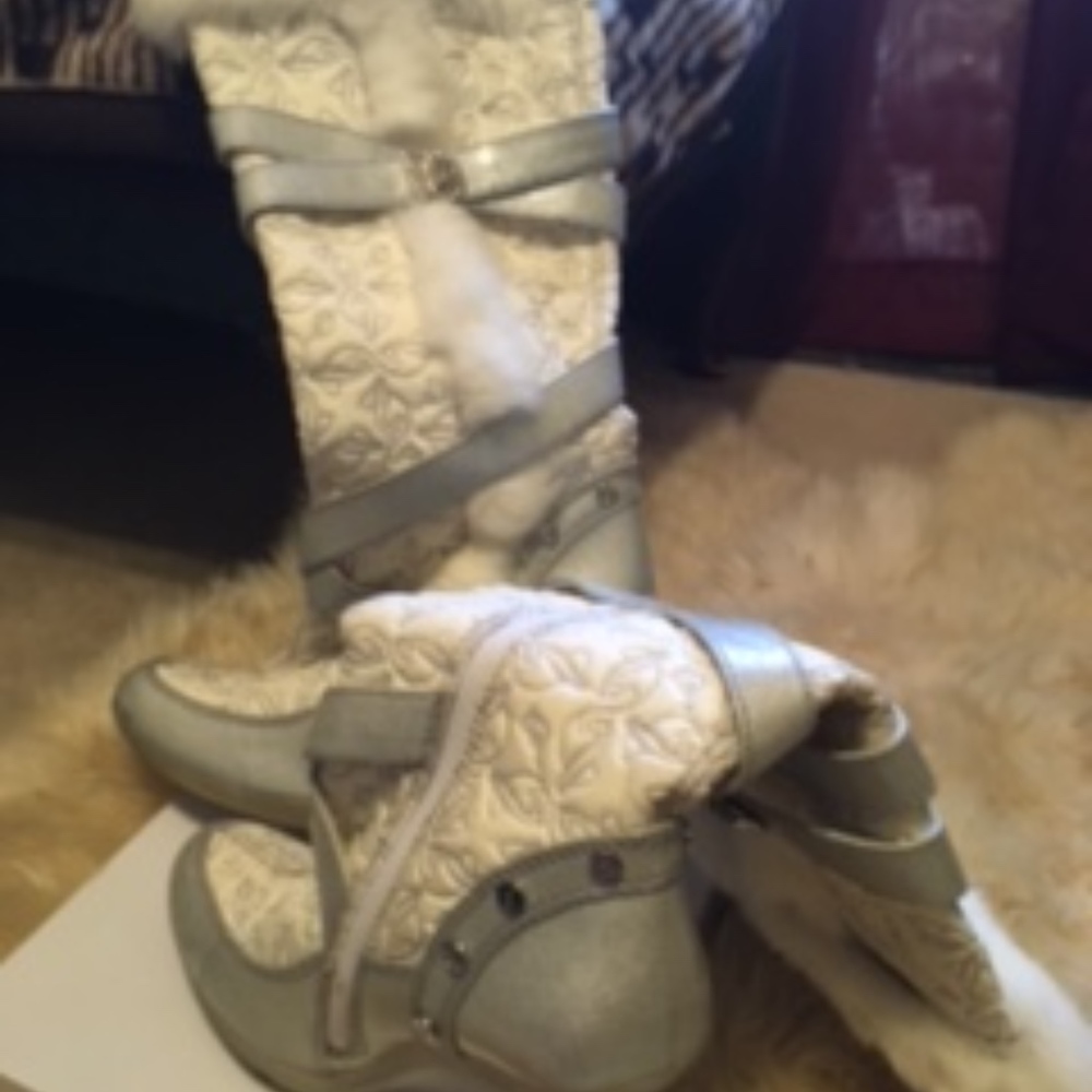 Boot - Picture 4 of 6